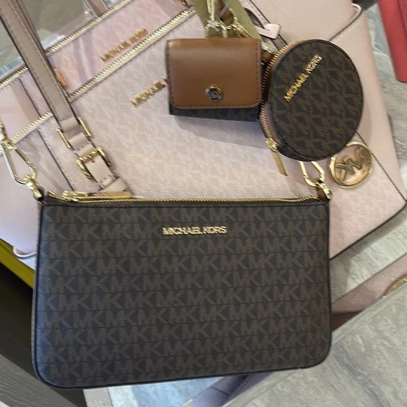 MICHAEL KORS
Jet Set Logo Crossbody Bag with Case for Apple Airpods Pro®
Brown - Picture 4 of 16